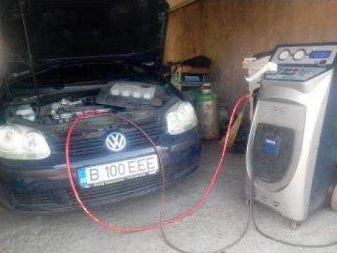 Încărcare cu freon la instalația de aer condiționat a unui Volkswagen Golf, în atelierul FrigoService